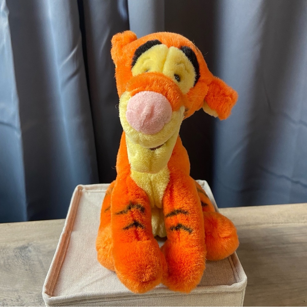 Walt Disney World Vintage Sitting Tigger Plush Stuffed Animal‎ Toy 8 inch - Picture 2 of 8